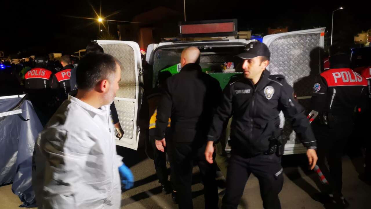 2 çocuk babası adam, cami önünde başından vurulmuş halde ölü bulundu 14